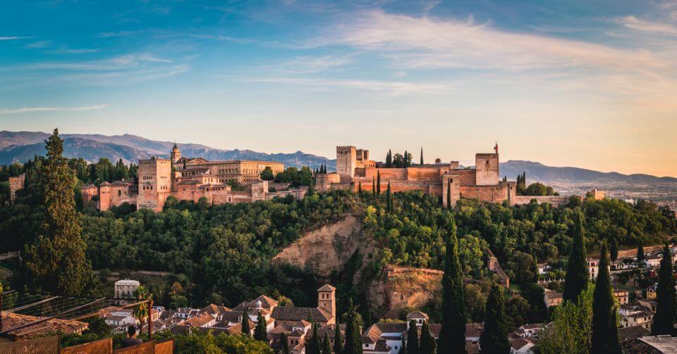 historie Španělsko Pohled na Alhambru při západu slunce, Granada, Španělsko