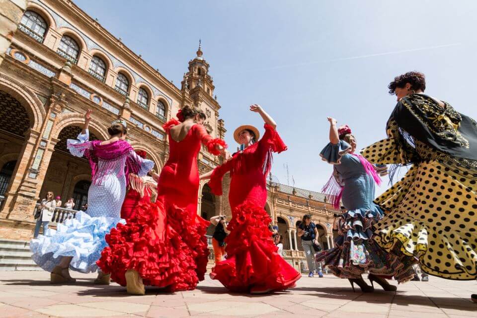 kultura Španělsko Mladé ženy tančí flamenco na Plaza de Espana v Seville, Španělsko