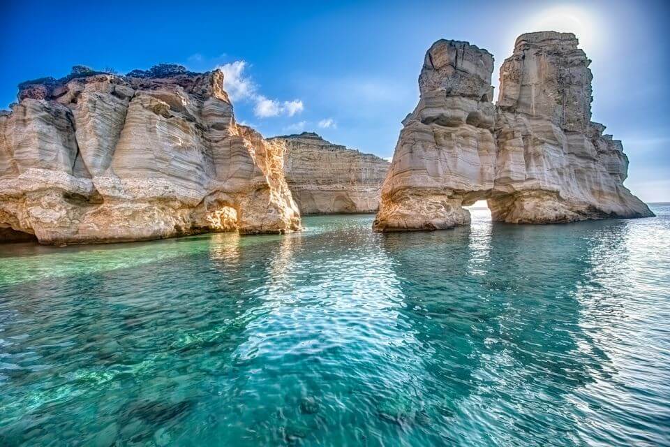 příroda Řecko Přírodní skalnaté oblouky s průzračnou průzračnou vodou v Kleftiko, ostrov Milos, Kyklady, Řecko