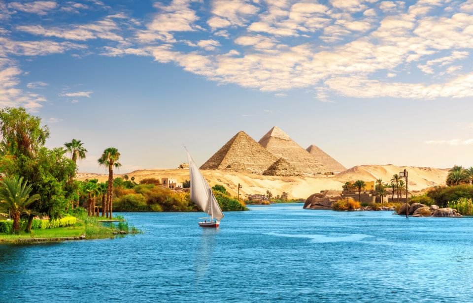 Krásná scenérie Nilu s plachetnicí v Nilu na cestě k pyramidám, Asuán