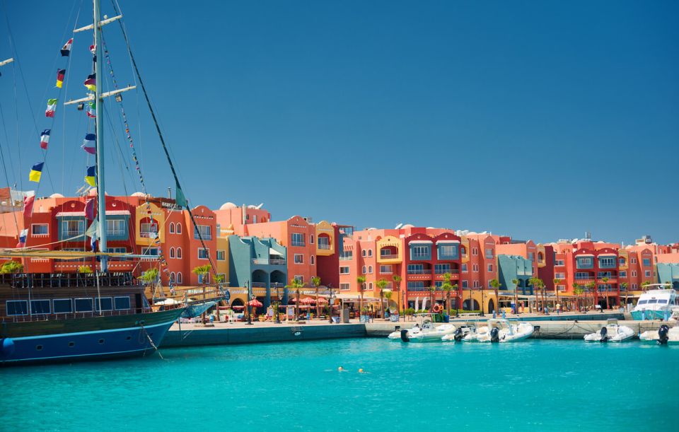 Egypt Marina od Rudého moře s ukotvenými motorovými jachtami. Marina, Hurghada