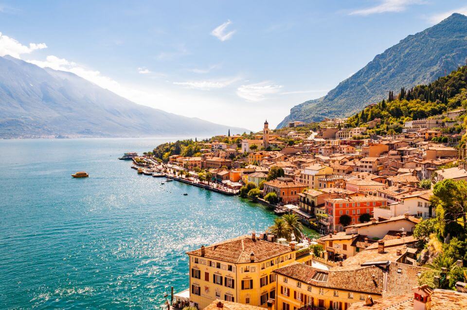 Lombardie Limone Sul Garda panoráma města na břehu jezera Garda obklopené malebnou severoitalskou přírodou. Úžasná italská města Lombardie