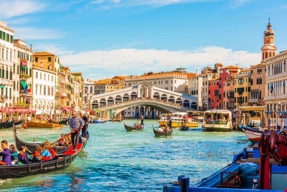 Benátky Panoramatický výhled na Canal Grande s gondolami a mostem Rialto. Benátky, Itálie.