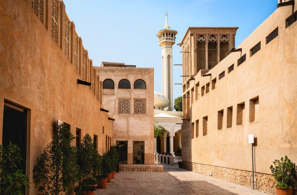 historie sae Starý výhled na Dubaj s mešitou, budovami a tradiční arabskou ulicí. Historická čtvrť Al Fahidi, Al Bastakiya. Památková čtvrť ve Spojených arabských emirátech.