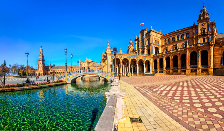 Plaza Espana za slunečného dne. Seville