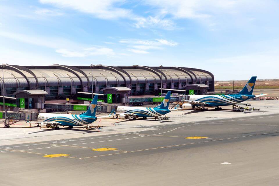 doprava Omán Letadla Oman Air u nástupních bran letiště v Maskatu. Sultanát Omán
