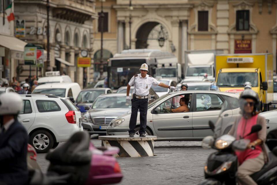 doprava Itálie Policista reguluje dopravu, Řím