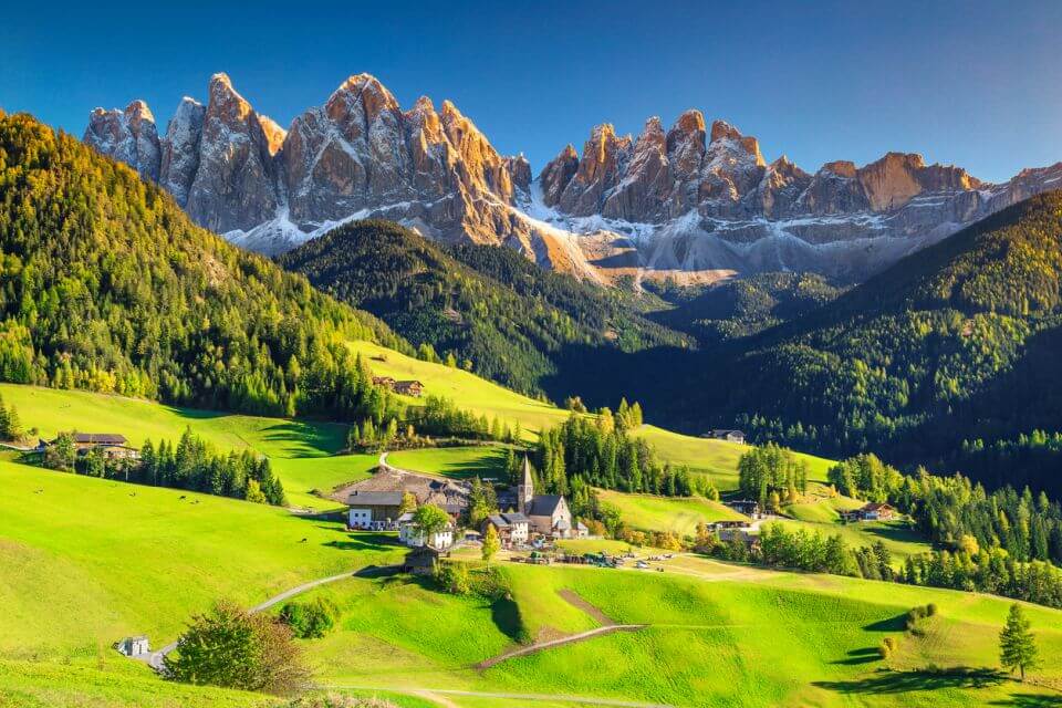 příroda Itálie Ohromující jarní krajina s vesnicí Santa Maddalena, Dolomity, Itálií, Evropou