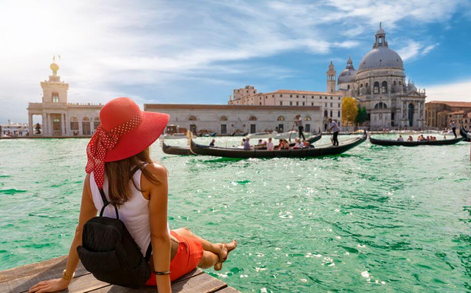 kultura Itálie Turistka hledající baziliku di Santa Maria della Salute a Canale Grande v Benátkách, Itálie