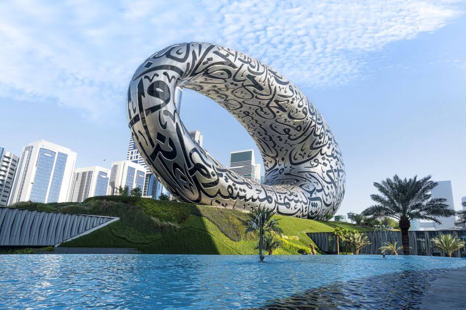 kultura Spojené arabské emiráty Budova ve tvaru vejce, Muzeum budoucnosti na Sheikh Zayed Road.