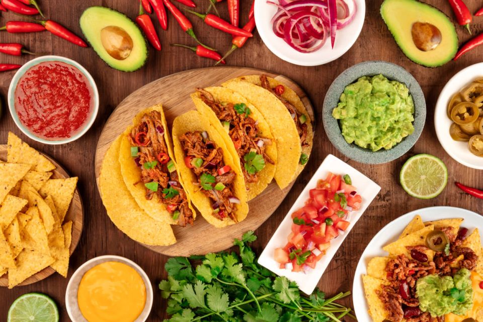 Gastronomie Mexiko Fotografie mexického jídla, včetně tacos, guacamole, pico de gallo, nachos a dalších