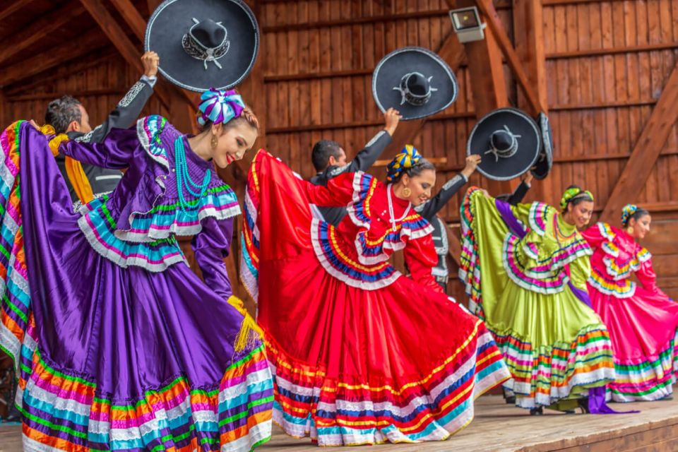 Mexiko kultura a moderní atrakce Tanečníci z Mexika v tradičním kostýmu