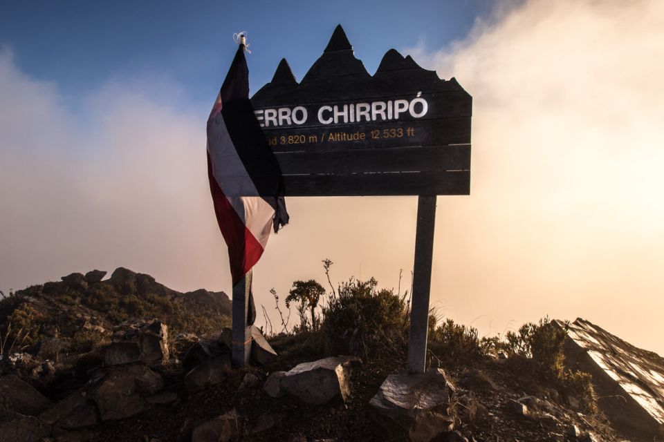 Kostarika Cerro Chirripo Dřevěný nápis ukazující na vrchol Cerro Chirripo v národním parku Chirripo v Kostarice