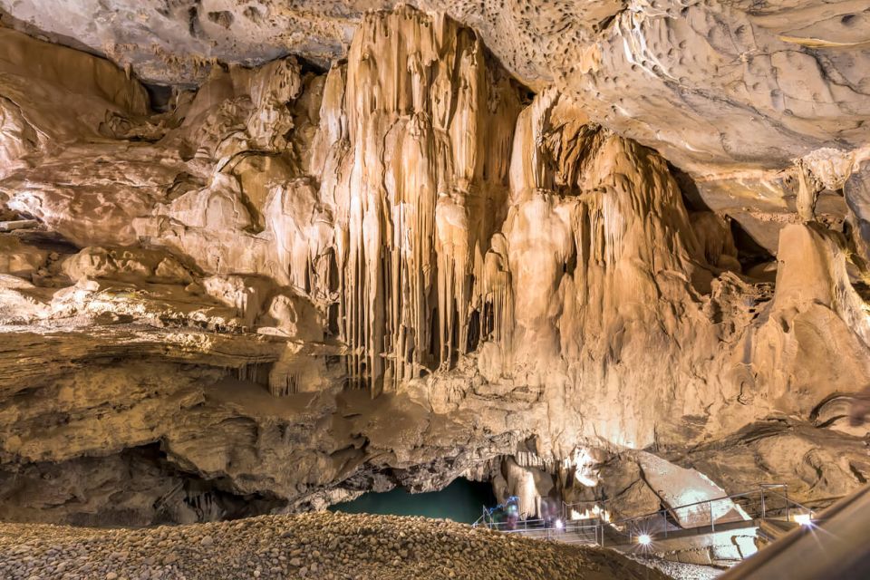 Omán Jeskyně Al Hoota Jeskyně Al-Hoota, dlouhá expozice uvnitř pohledu na jeskyni a zelené podzemní jezero