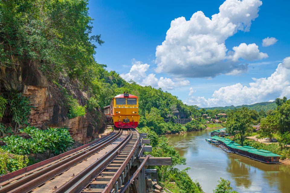 Thajsko Železnice smrti s vlakem Slavné místo v Kanchanaburi