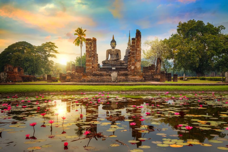 Thajsko Chrám Wat Mahathat v areálu historického parku Suchothai, který je v Thajsku zapsán na seznamu světového dědictví UNESCO