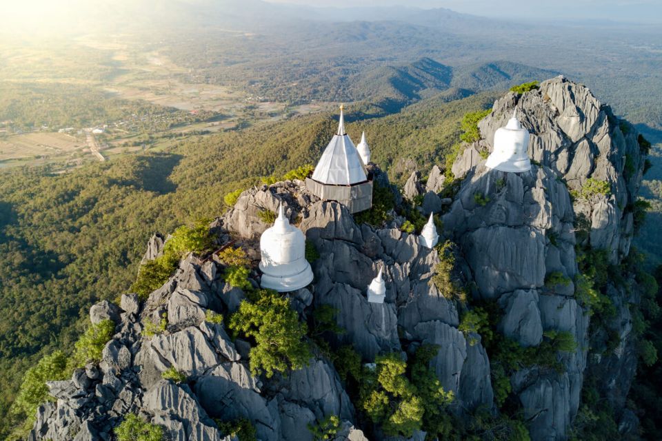 Thajsko plovoucí pagody na horském útesu ve Wat Chaloem Phra Kiat v okrese Chae Hom
