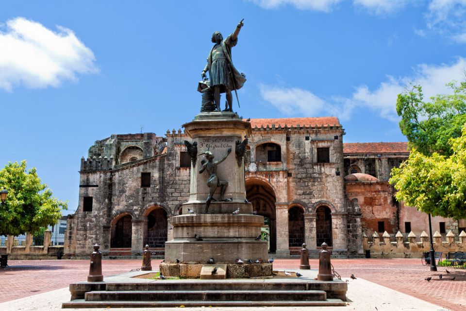 Dominikánská republika Socha před Catedral Primada de America Santo Domingo