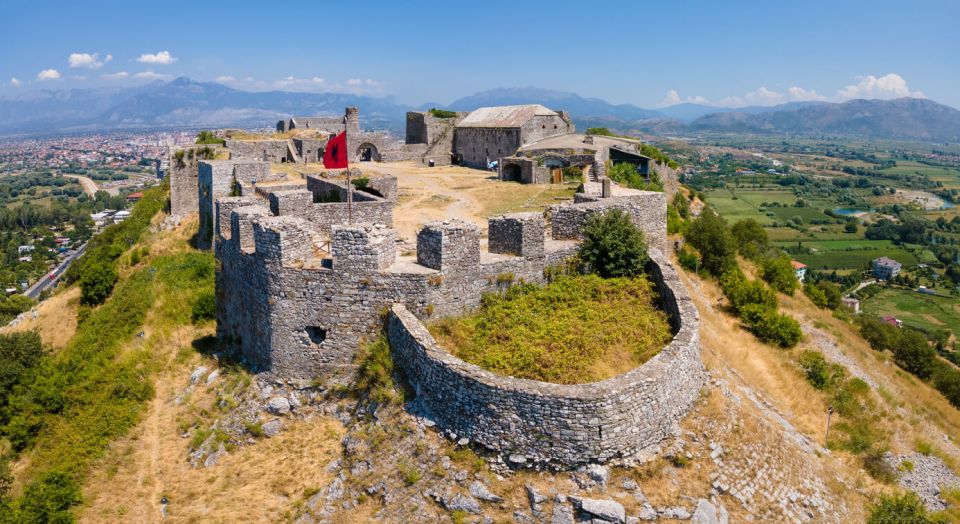 Albánie Letecký pohled na zříceninu hradu Rozafa ve městě Shkoder v Albánii