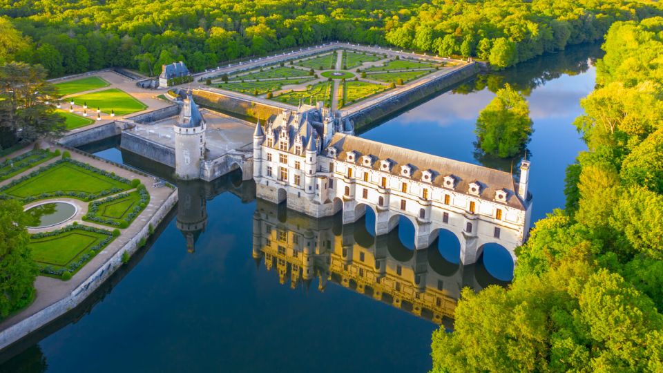 Francie Chateau de Chenonceau je francouzský hrad, který se překlenuje přes řeku Cher poblíž vesnice Chenonceaux v údolí Loiry ve Francii