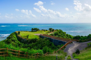 Japonsko Cape Chinen Park (Nanjo City, prefektura Okinawa), kde je krásná zelená mysu, modrá moře a modrá obloha