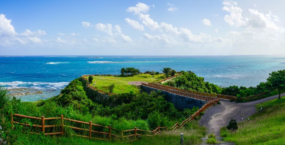 Japonsko Cape Chinen Park (Nanjo City, prefektura Okinawa), kde je krásná zelená mysu, modrá moře a modrá obloha