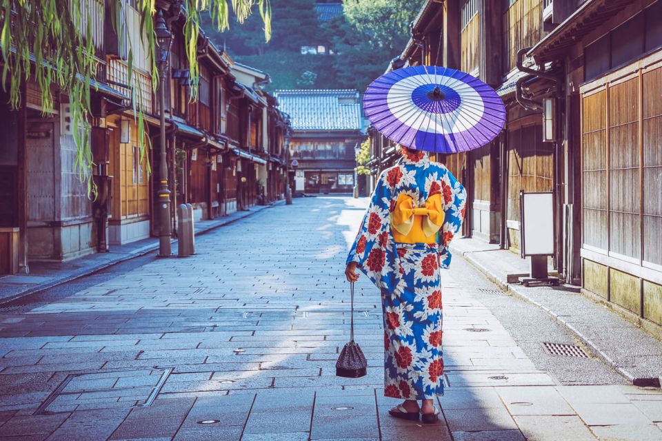 Japonsko Žena v kimonu na procházce ve čtvrti Higashi Chaya v Kanazawě, Japonsko