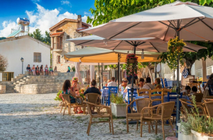 Kypr Pouliční kavárna je s turisty ve vesnici Omodos, okres Limassol